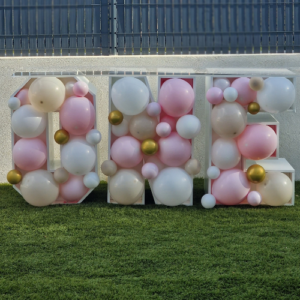 Buffet ONE avec lettres O, N, E creuses pour décoration de premier anniversaire et ballons