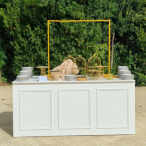 Buffet moulure blanc avec détails sculptés, idéal pour location mobilier pour évènement