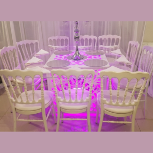 Table arabesque lumineuse blanche avec plateau en verre pour événement