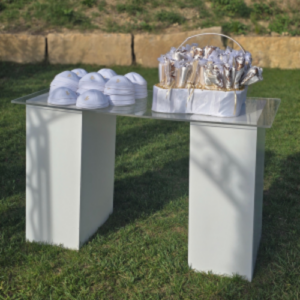 Table plexiglass transparente pour location mobilier pour évènement, idéale pour 2 personnes